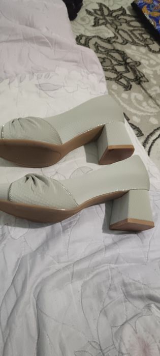 Tufli 40 razmer yengi 2 marta kiyilgan  karobkalariyam turibdi  yen