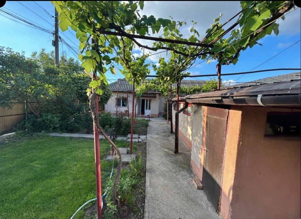 Inchiriez casa cu teren