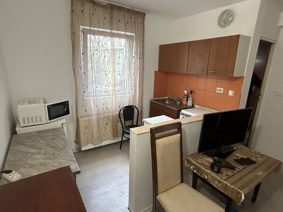 Incheriez Garsoniera la curte