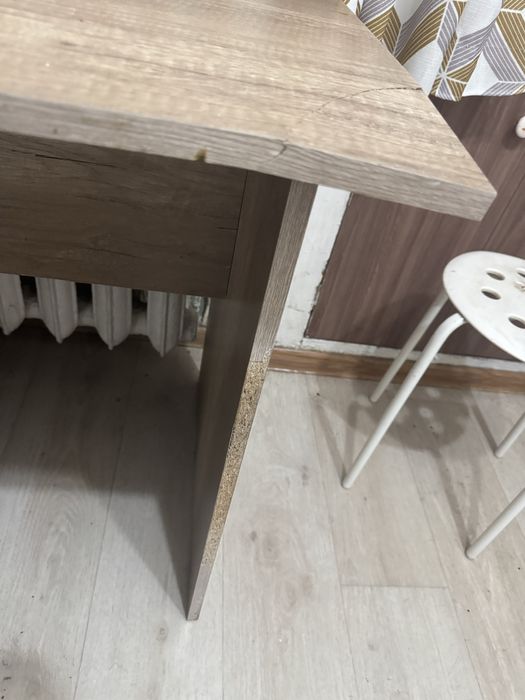 Продам стол с двумя табуретками