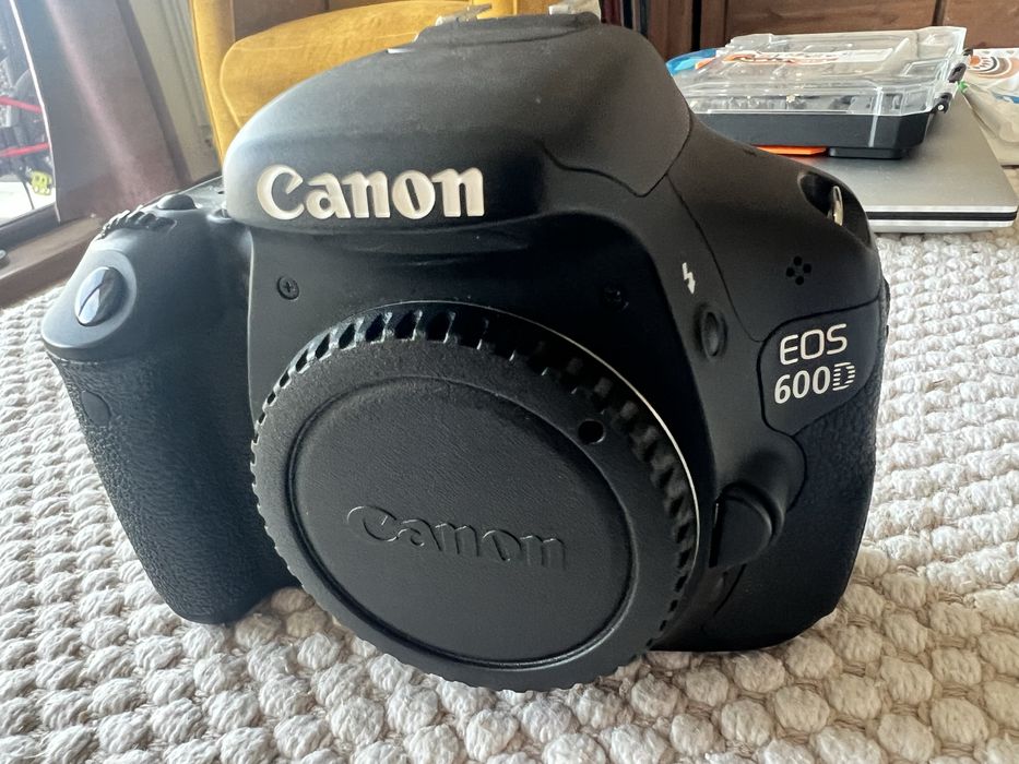 Vand Canon DSLR 600D cu ceva accesorii