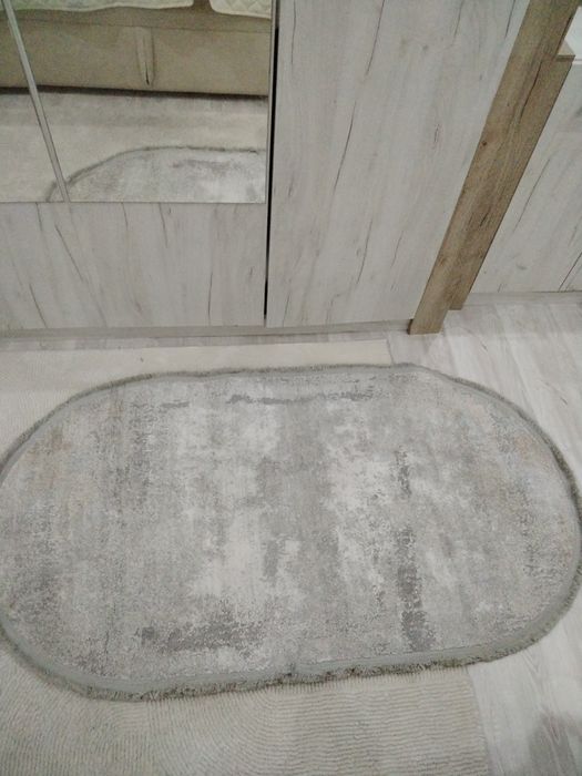 килим -30 лева.сив