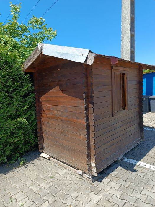 Casuta din lemn, cu rafturi