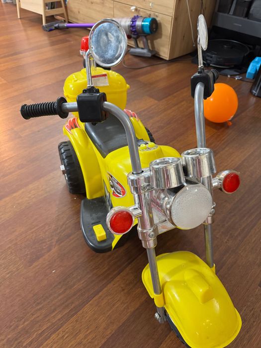 Motocicleta electrica galbena