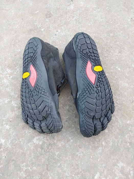 Încălțăminte Minimalistă VIBRAM FiveFingers – Mărime 40 + Șosete incluse