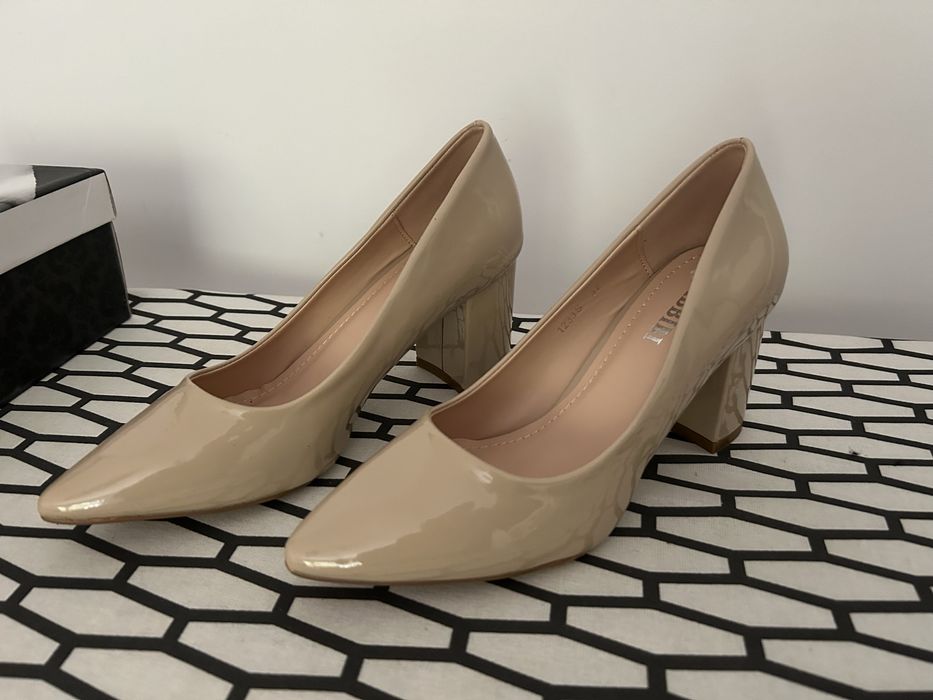 Pantofi cu toc gros bej crem lac piele ecologica