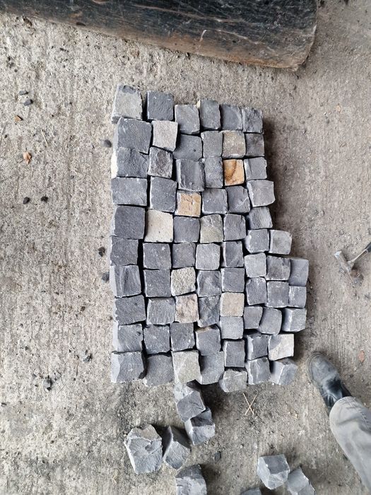 Piatra cubica andezit – durabila, pentru curți și drumuri