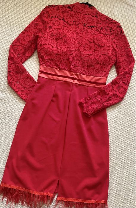 Червена рокля с дантела и пера. Размери С, М, Л.
