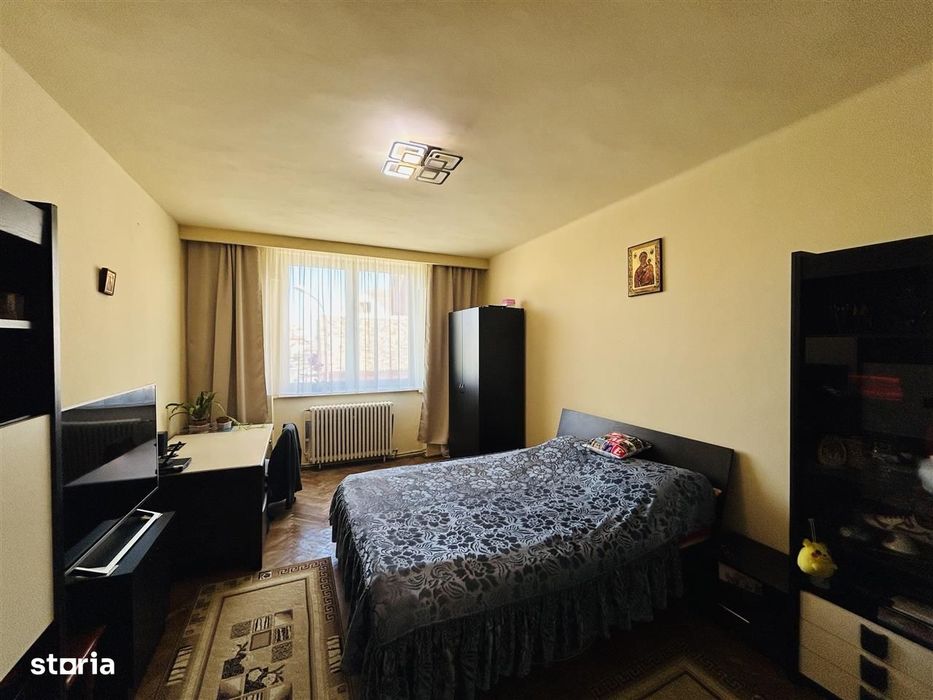 Casa de vanzare – 4 camere, demisol amenajat, curte – Piata Cluj