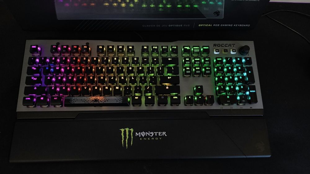 Tastatura Gaming ROCCAT Vulcan Pro  – switch-uri optice Titan, RGB AIM