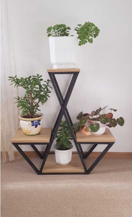 Цветарник по поръчка от метал и дърво