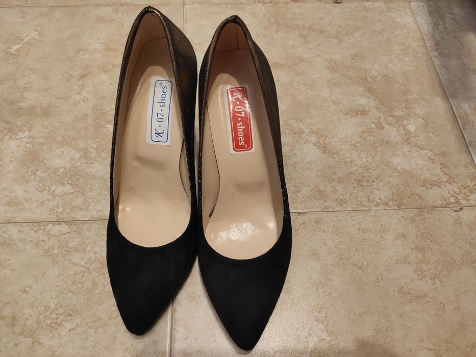 Елегантни дамски обувки - черен велур и златисто