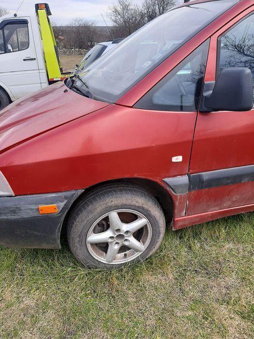 Продавам части за Пежо Експерт 2004г.