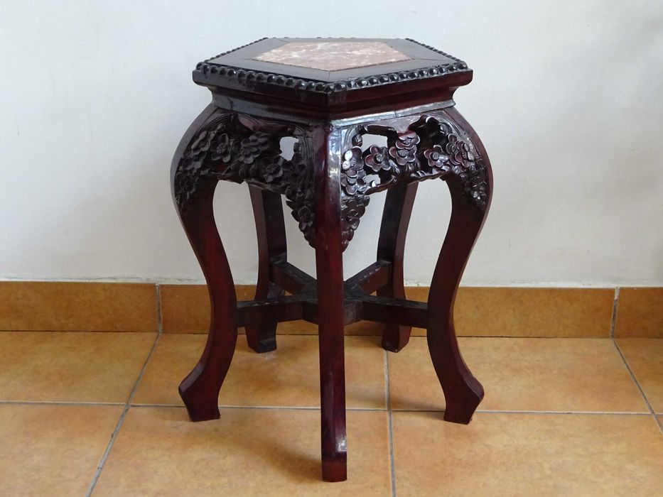 Piedestal stil Victorian, lemn si marmura, Vechi si deosebit