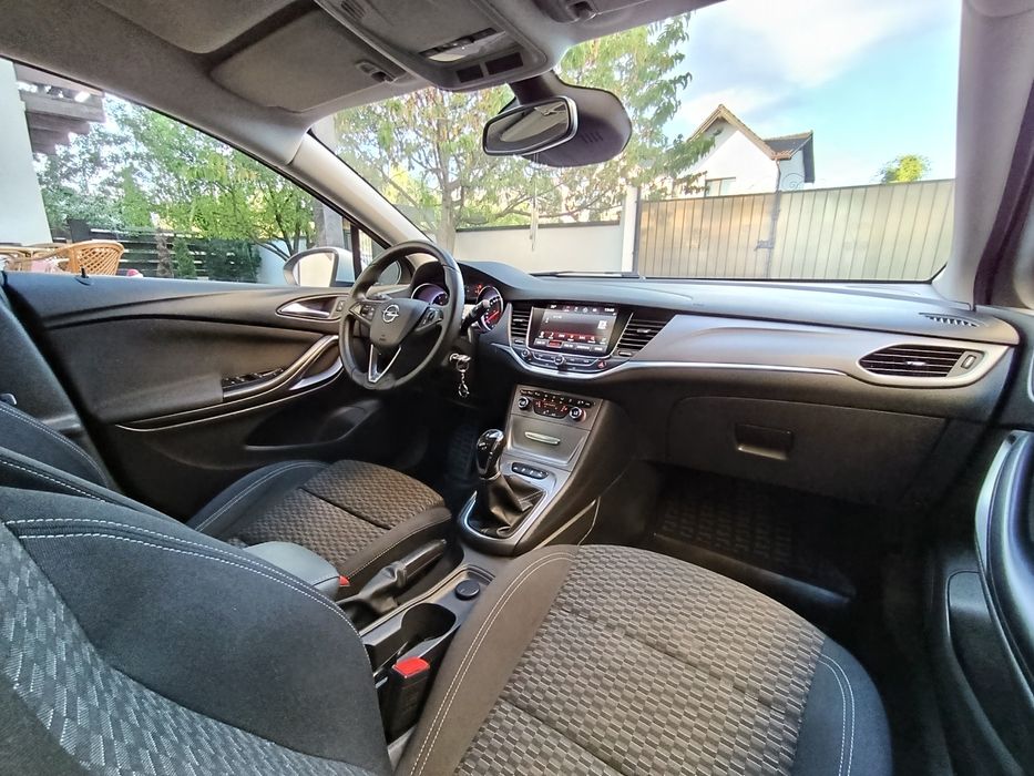 Opel Astra K 1.6cdti-2017-faruri inteligente IntelliLUX MATRIX -volan și scaune cu incalzire-Lane assist-Sign assist-Front assist-navigatie mare-