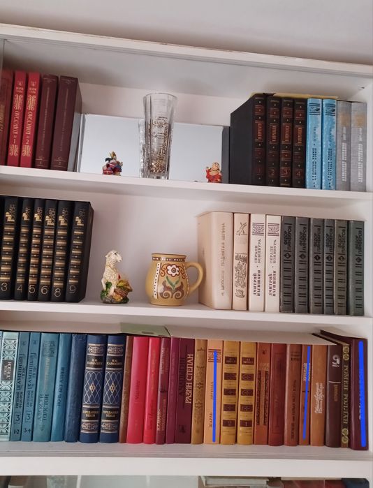 Книги разные. Есть подписные издания.