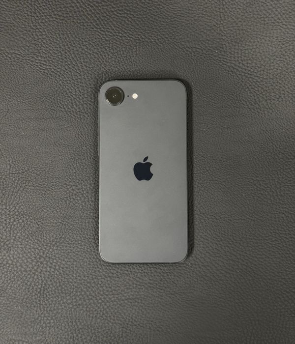 Продавам перфектен iPhone 16e 67цикъла