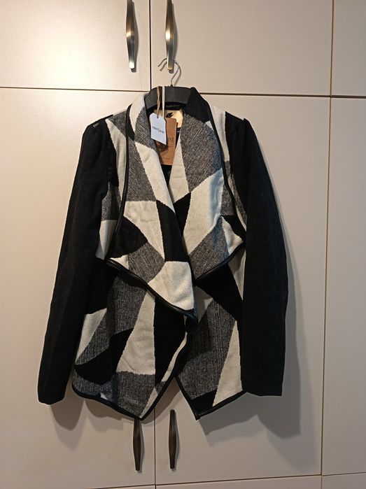 Vând jachetă/cardigan de damă, mărimea M,  cu imprimeu geometric alb-negru