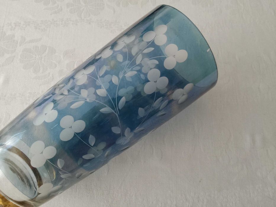 ретро синя стъклена- кристална ваза с гравирани цветя