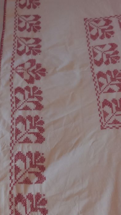 Vand 2 fete de masa mari cusute manual,superbe,modele traditionale