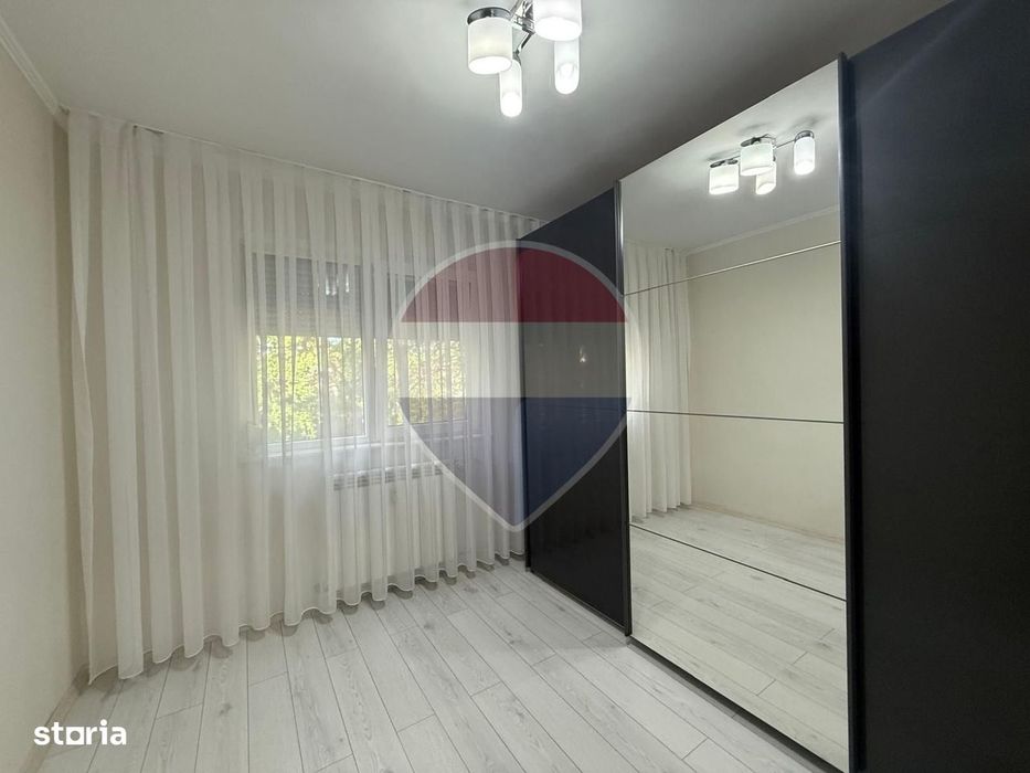 De vânzare apartament 3 camere Zona Universității, Str Ronald Reagen