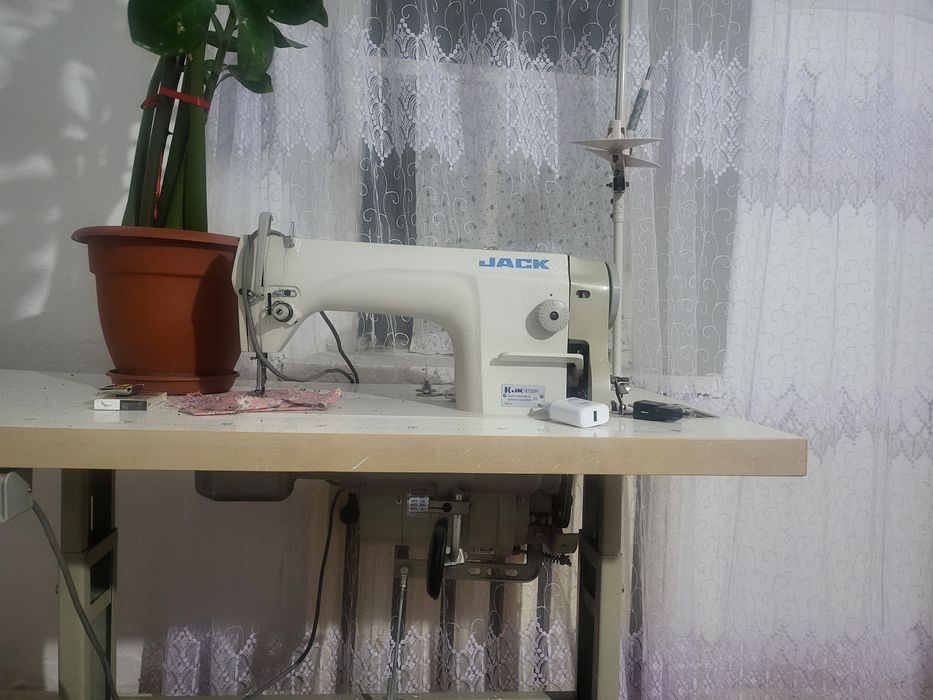 Продам швейную машину