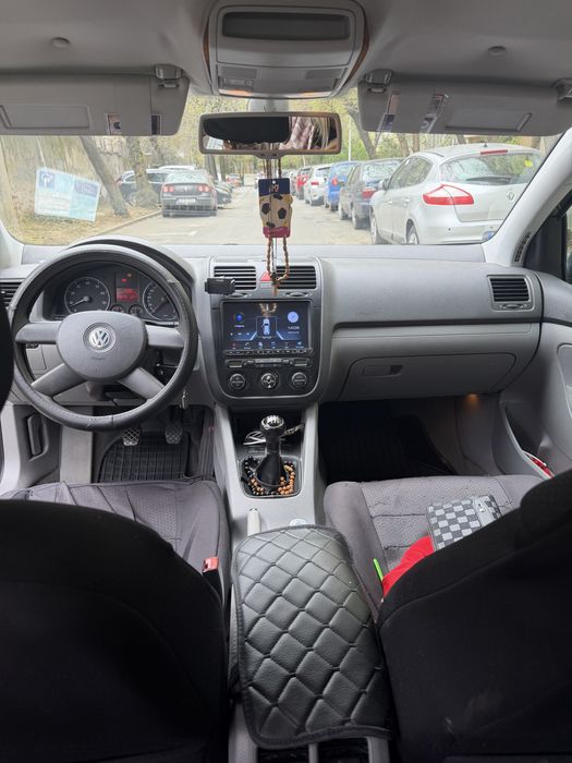 Golf  5. 2004   1.6 FSI