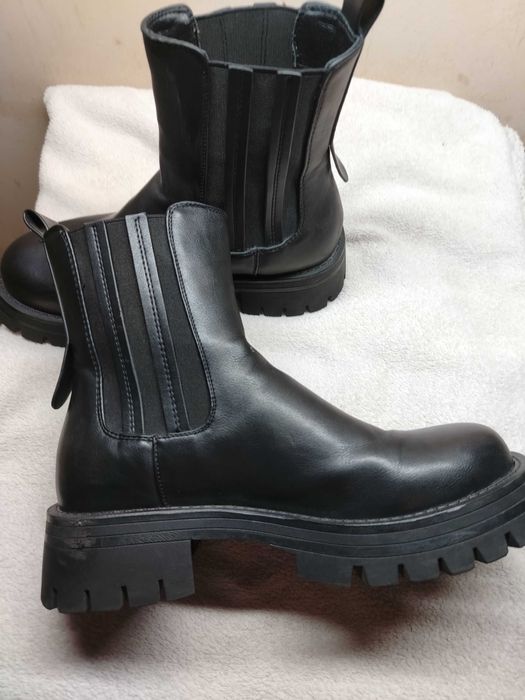 Дамски черни боти 37 размер. Ботите са добре запазени.