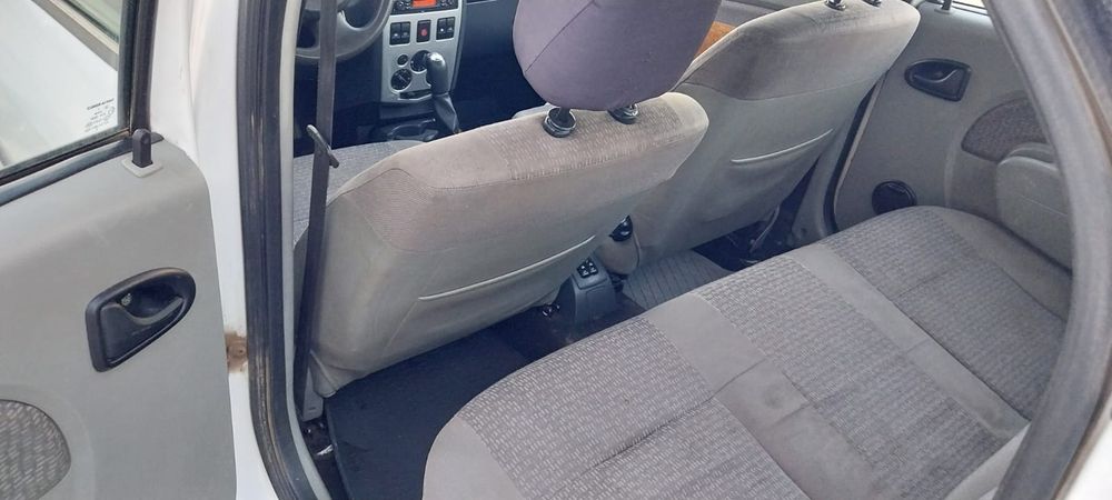 Vand dacia logan full 14 benzina an 2007 euro 4  unic propietar de nou