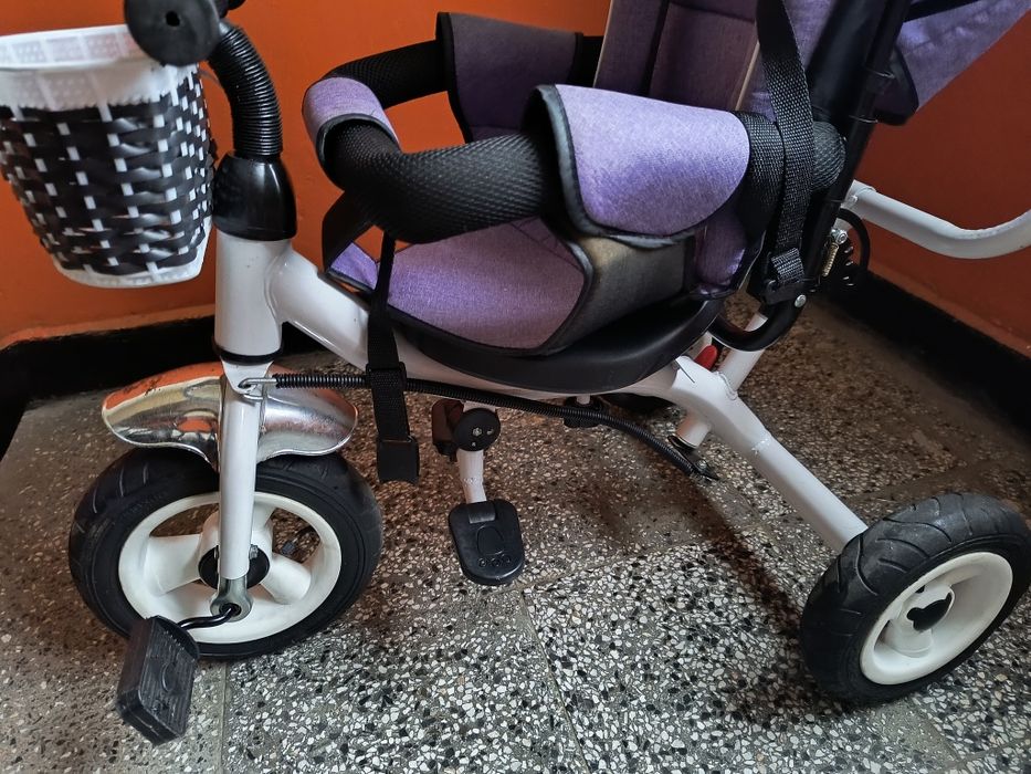 Детска триколка с нормални следи няма скъсано