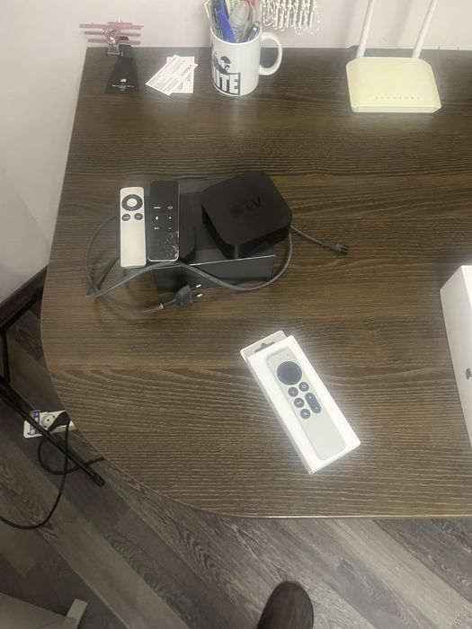 Продавам два медийни плейъра Apple TV – с дистанционни и един кабел