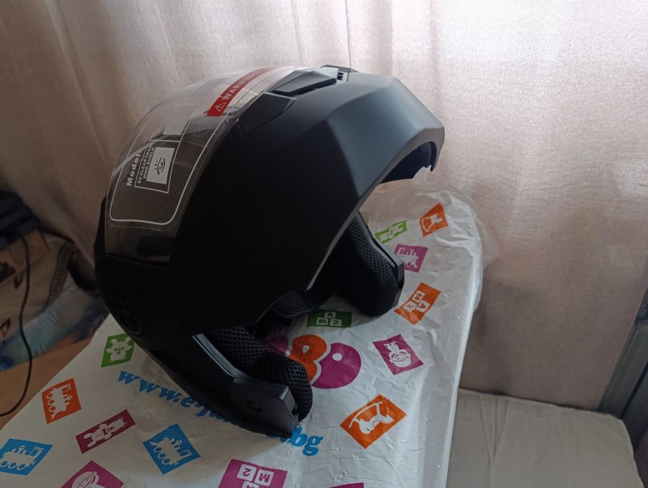 Продавам две модулни (отваряеми) каски