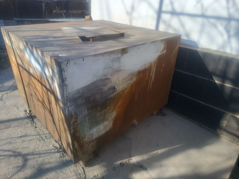 Железный бак для корма, воды