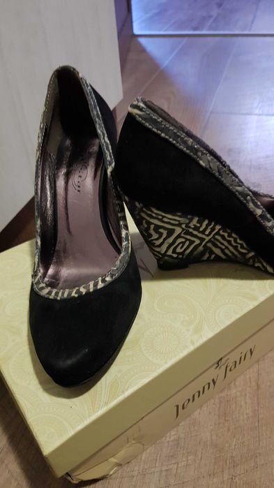 Официални обувки в черно и елегантна платформа