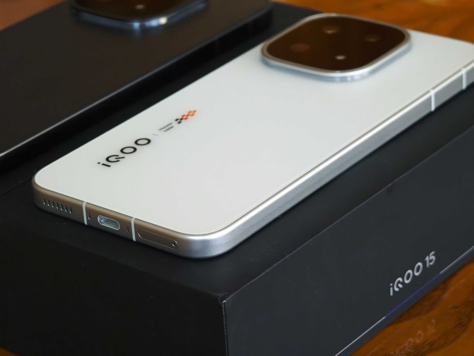 Нови Vivo iQoo 15 16/512 - SD8 Elite Gen5; 6.85";7000mAh 100w; 3x50mpx