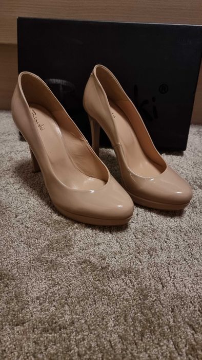 Бежови лачени токчета