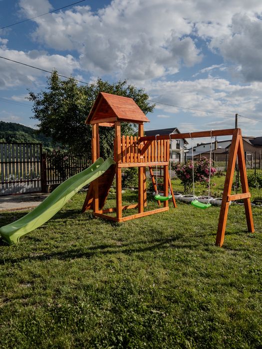 Loc de joacă complet pentru copii – Lemn masiv, Personalizabil (Tobogan, Leagăn, Cățărare)