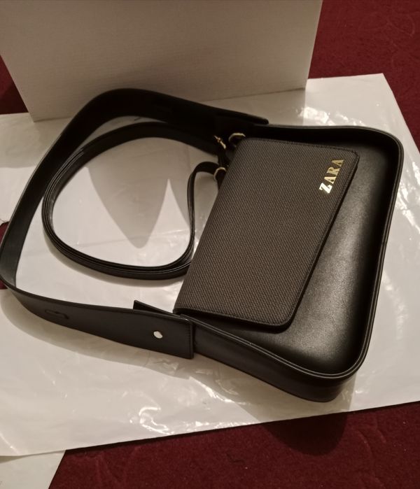 Женские туфли и сумка.