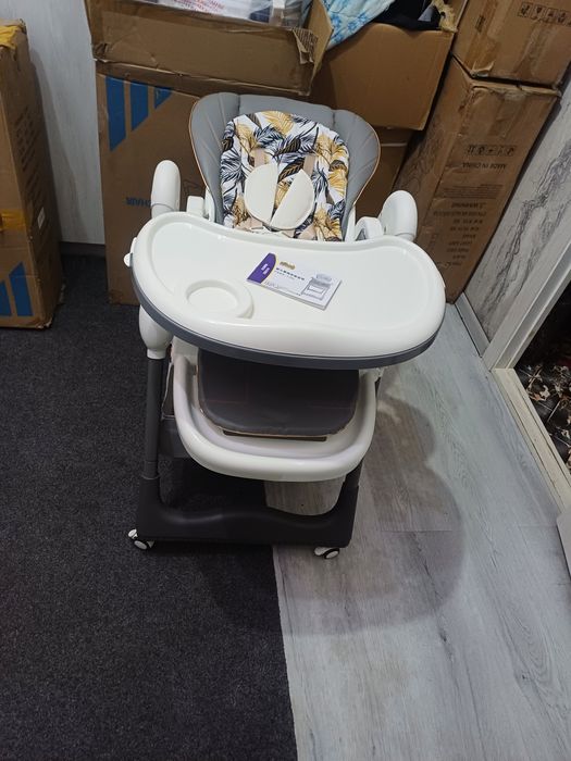 Продаётся фирменный кормления стульчик karma baby