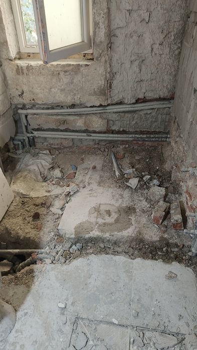 Execut lucrări de amenajări interioare  gresie faianță zugrăvit parchet montaj uși interioare glet  rigips etc