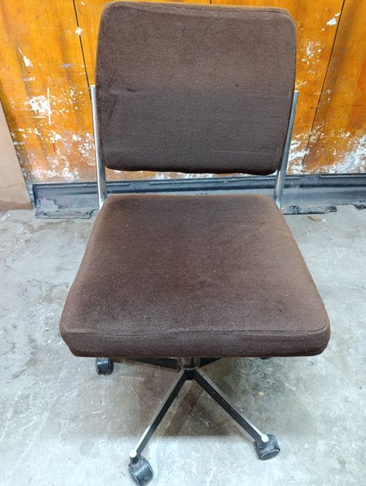 Стол въртящ от СОЦ времето