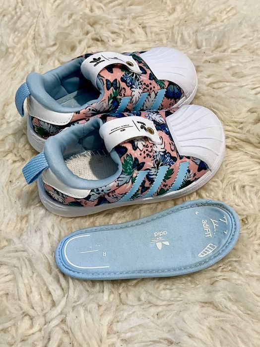 Adidas за момиче. Номер 21, стелки 13,5 см.