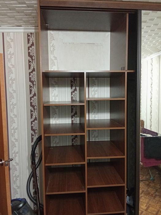 Шкаф купе, три секции, с зекалом