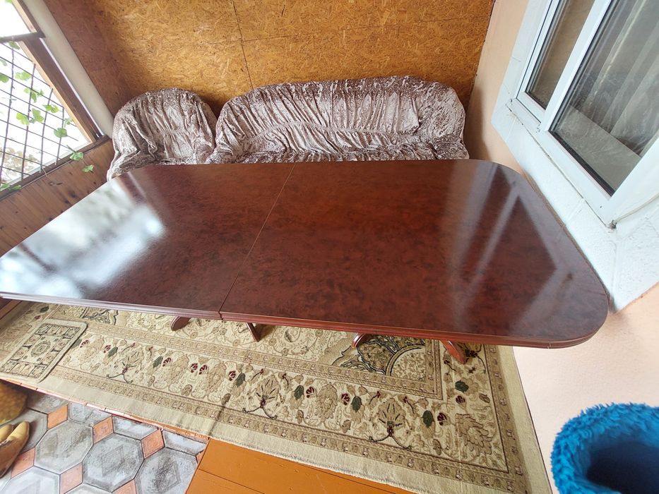 Продаётся красивый стол в зал