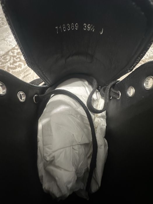 Vand Alexand McQueen Thread