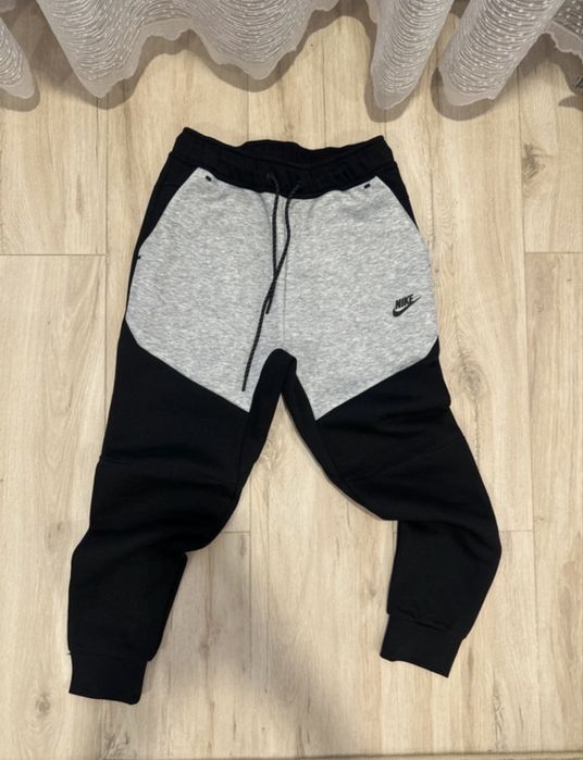 Pantaloni nike tech