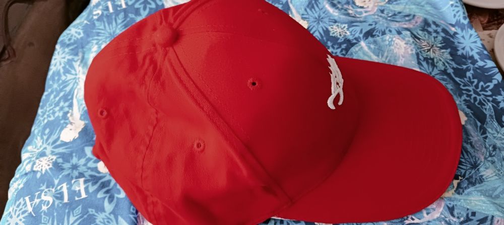 Червени летни шапки