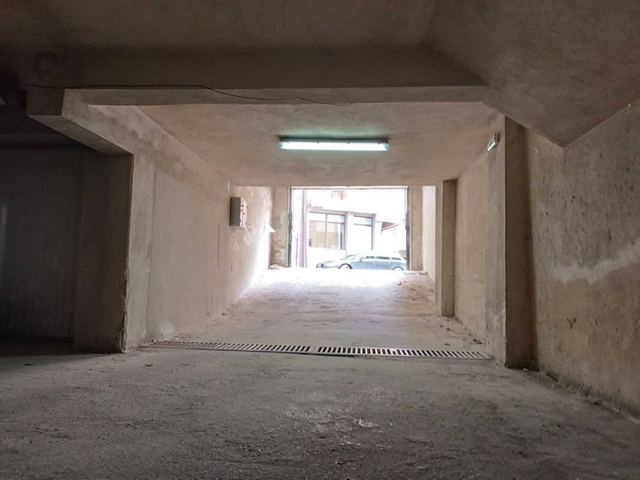 Наем закрито паркомясто на ул. Александър Дякович 16, Варна