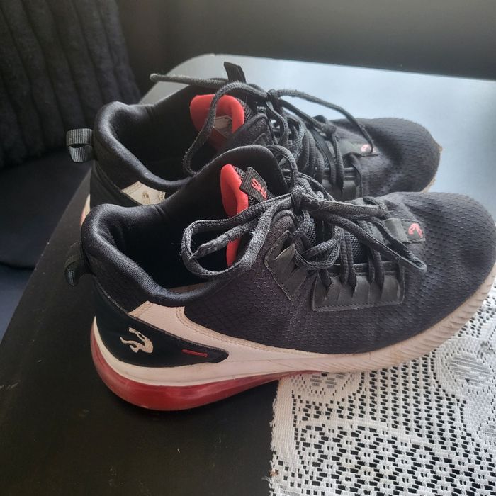 Маратонки номер 39 запазени,черни с червено