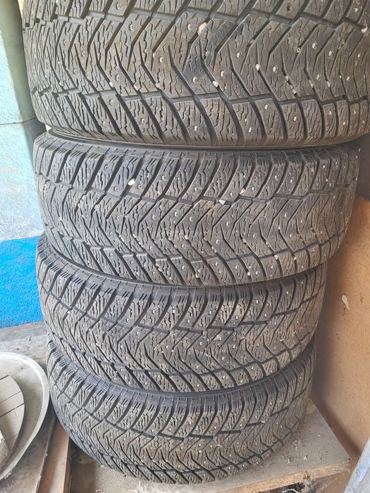 Продам зимнюю резину.